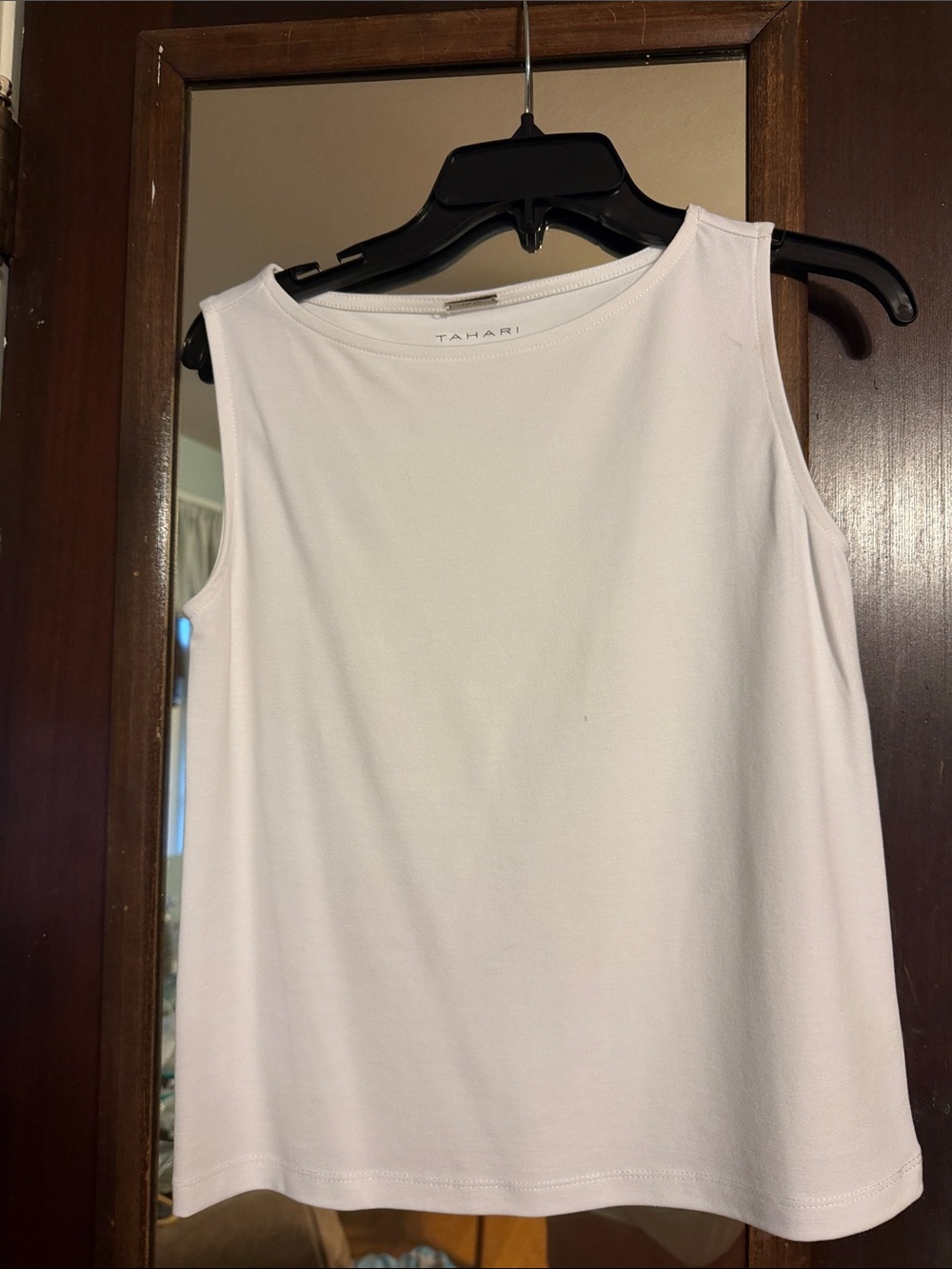 Tahari White Crewneck Sleeveless Tank Top